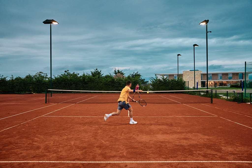 Falkensteiner Family Hotel Diadora Petrcane Facilities photo Tennis player on a clay court